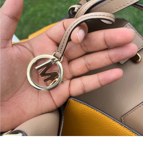 Authentic Michael KORS Charlotte Medium Saffiano Leather 2-in-1 Tote Bag - Picture 5 of 8